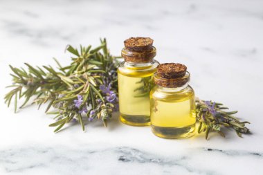 Taze organik biberiye esansiyel yağı ile