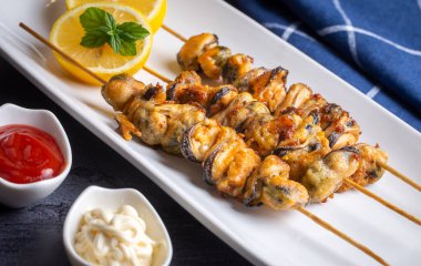 Kızarmış midye, lezzetli midye (Türkçe adı; midye tava, polis ablası midye)