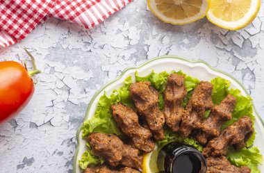 Geleneksel lezzetli Türk yemekleri; Türkçe adı; Cig kofte (Türkçe çiğ köfte) marullu