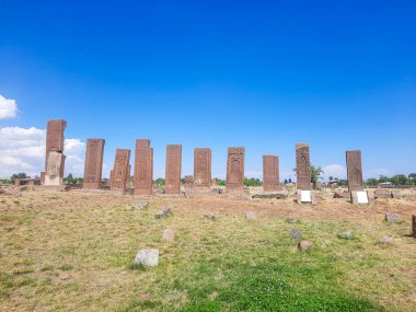 Türkiye 'nin Ahlat kentindeki Selcuk Türklerinin 12. yüzyıldan kalma tarihi mezarlığında antik mezar taşları