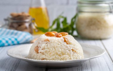 Geleneksel lezzetli Türk yemekleri; badem pirinç pilavı (Türkçe: Bademli pirinc pilavi)