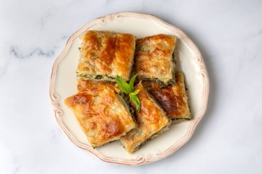Yunan mutfağı, ıspanaklı turta veya ıspanaklı turta. Türkçe adı: ispanakli borek veya ispanakli tart