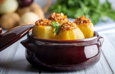 Geleneksel lezzetli Türk yemekleri; doldurulmuş patatesler (Türkçe: Patates dolmasi))