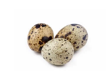 Beyaz arka planda izole edilmiş bıldırcın yumurtaları.