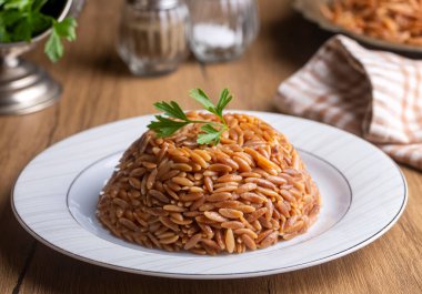 Geleneksel lezzetli Türk yemeği, arpa erişte pilavı (Türkçe adı; Arpa sehriye pilavi)