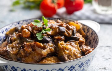 Geleneksel lezzetli Türk yemekleri; patlıcan musakka (Türkçe adı; Patlican musakka ve kakik))