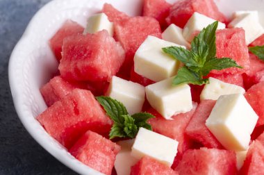 Taze karpuz ve peynirli tabak.