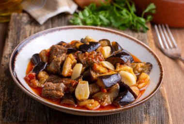 Geleneksel Türk mutfağı; Etli Patlıcan Tabağı. Türkçe adı; patlican guvec veya patlican tava