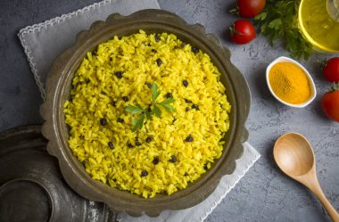 Zerdeçal pilavı. Pirinç, zerdeçal ve kuş üzümünden yapılır. Türkçe adı: Zerdecalli pirinc pilavi