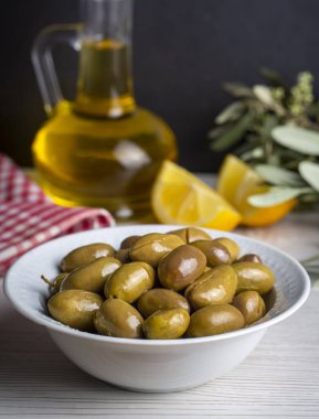 Çatlamış yeşil zeytin. Limonlu çatlamış yeşil zeytin. Türk usulü zeytin (Türkçe: kirma zeytin))