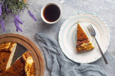 Bask peynirli kek ev yapımı, San Sebastian pastası.