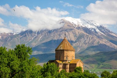 Van Gölü 'ndeki Akdamar Adası. Kutsal Haç Ermeni Katedrali - Akdamar - Ahtamara - Türkiye