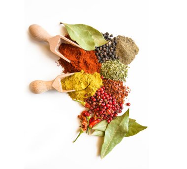 Çeşitli baharatlar ve otlar üzerinde mutfak