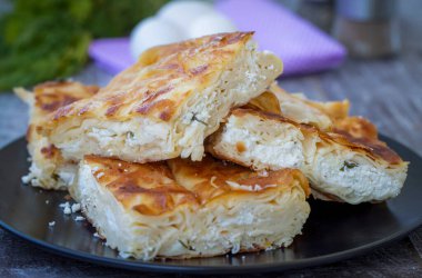 Lezzetli Türk yemekleri; tepsi hamur işi; (Türkçe adı; Su boregi)