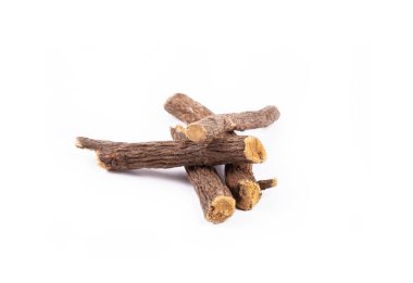 Beyaz arka plan üzerinde izole meyan kökü kök