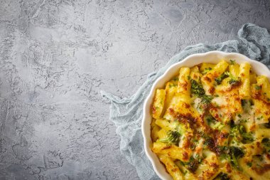 Brokoli ve tavuklu makarna. Brokoli, peynir ve fırında makarna sosu..