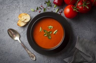 Lezzetli görünen domates çorbası. Türkçe adı: Domates corbasi