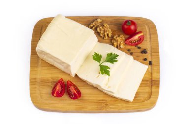 Tahta beyaz arka planda Feta Yunan Türk peyniri