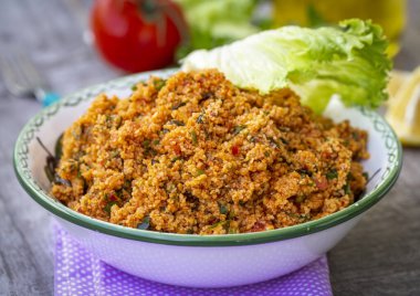 Geleneksel lezzetli Türk yemekleri: bulgur salatası - kisir