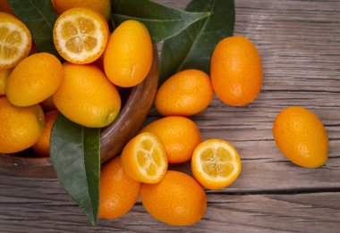 Organik gıda pazarında taze kumquats demet üst görünümü. 