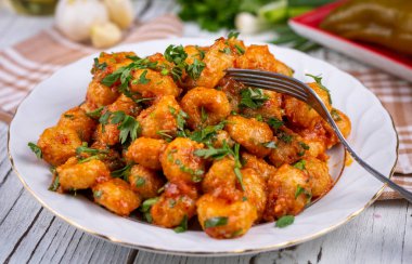 Geleneksel lezzetli Türk yemekleri; bulgur sarımsaklı köftesi (Türkçe adı; Sarimsakli bulgur kofte veya Fellah koftesi)