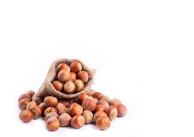 Beyaz arka planda kabuklu fındıklar