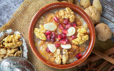 Geleneksel lezzetli Türk tatlıları; Ashura (Emin)