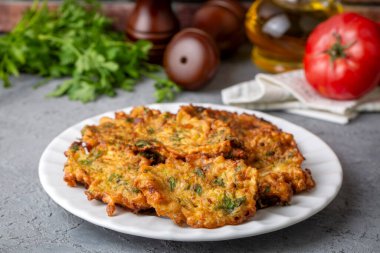 Mucver, geleneksel Türk yemekleri. (Türk mutfağı) Kabaklı ev yemeği.