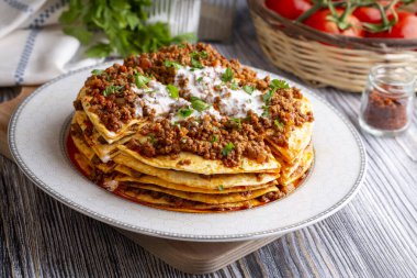 Yemek Kayseri Yaglama kıyma, yoğurt ve domates salçası