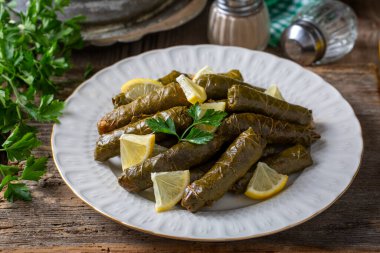 Geleneksel lezzetli Türk yemekleri; Dolma yaprak (Yaprak sarmasi)