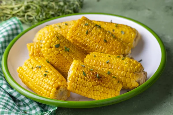 Tatlı haşlanmış mısır, yemek konsepti fotoğrafı.