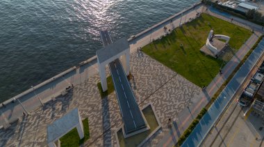 Karsiyaka - İzmir - Türkiye, 09 Aralık 2025, Karsiyaka İnsan Hakları Heykeli