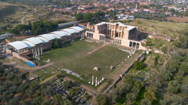 İHA 'lı hava manzarası; Türkiye' nin Manisa kentinde spor salonu ve sinagog harabeleri ve sütunları bulunan Sardes (Sardis) Antik Kenti.