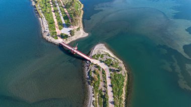 İzmir - Türkiye, 12 Aralık 2025, İnciralti Şehir Ormanı ile birlikte liman ve lagünün manzarası.