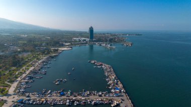 İzmir - Türkiye, 12 Aralık 2025, İnciralti Şehir Ormanı ile birlikte liman ve lagünün manzarası.