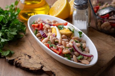 Türk yemekleri; kurutulmuş fasulye salatası (Türkçe adı; piyaz)