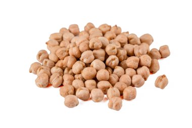 Beyaz arka planda kurumuş nohut..