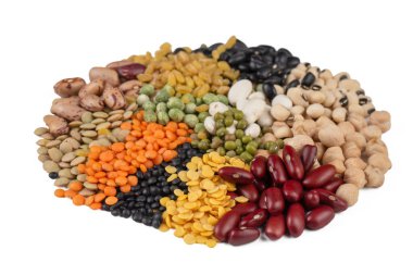 Beyaz arkaplanda karışık baklagiller.