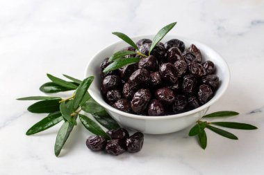 Siyah zeytin. Mayalanmış zeytin ve limon dilimi tabakta.