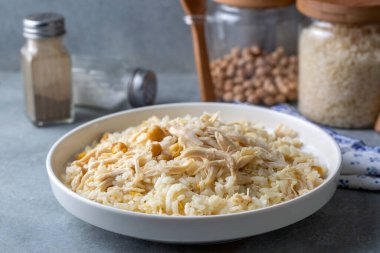 Geleneksel lezzetli Türk yemekleri; Nohutlu pilav ve tavuklu pilav (Türkçe adı: Tavuklu nohutlu pilav))