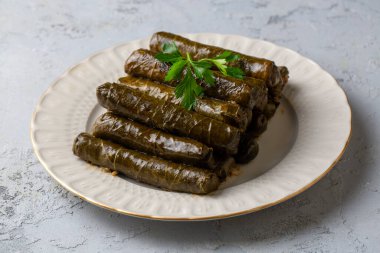 Geleneksel lezzetli Türk yemekleri; doldurulmuş yapraklar - Dolmathes, Turkish name; yaprak sarmasi, dolma