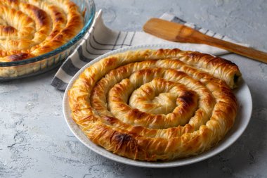 Türk Tepsi Boregi, Yuvarlak Borek, Tepsi hamur işi (Türkçe adı; rulo borek - ispanakli borek)