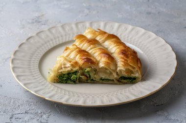 Türk Tepsi Boregi, Yuvarlak Borek, Tepsi hamur işi (Türkçe adı; rulo borek - ispanakli borek)