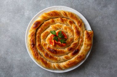 Türk Tepsi Boregi, Yuvarlak Borek, Tepsi hamur işi (Türkçe adı; rulo borek - ispanakli borek)