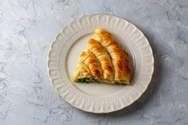 Türk Tepsi Boregi, Yuvarlak Borek, Tepsi hamur işi (Türkçe adı; rulo borek - ispanakli borek)