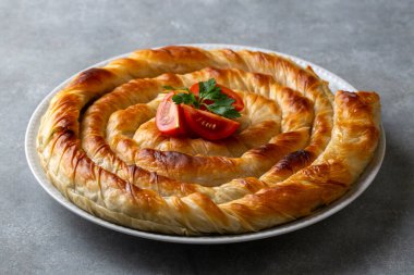 Türk Tepsi Boregi, Yuvarlak Borek, Tepsi hamur işi (Türkçe adı; rulo borek - ispanakli borek)