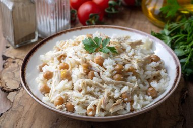 Geleneksel lezzetli Türk yemekleri; Nohutlu pilav ve tavuklu pilav (Türkçe adı: Tavuklu nohutlu pilav))