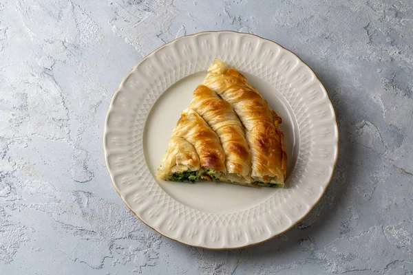 Türk Tepsi Boregi, Yuvarlak Borek, Tepsi hamur işi (Türkçe adı; rulo borek - ispanakli borek)