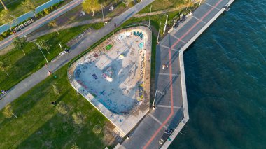 Karsiyaka - İzmir - Türkiye, 09 Aralık 2025, Karsiyaka Havalimanı parkın içindeki plajdaki kaykay platformunun görüntüsü.