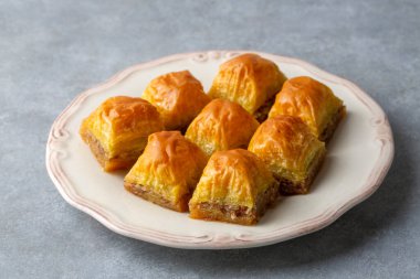 Geleneksel Türk tatlıları; el yapımı ceviz baklavası